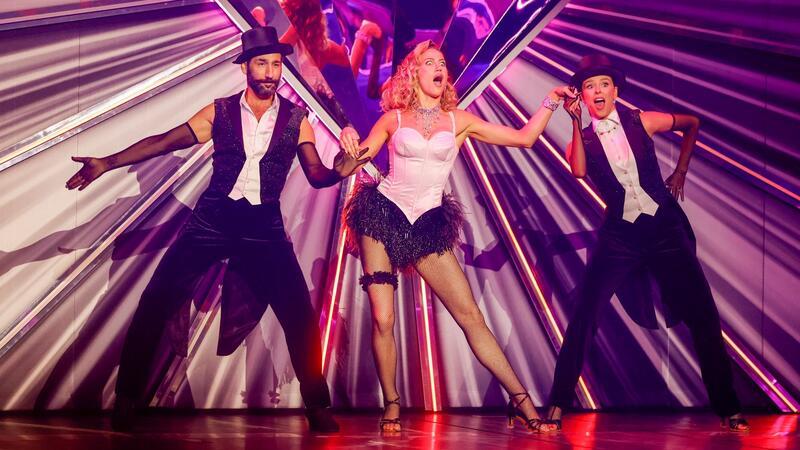 Raus mit „Moulin Rouge“: Lulu fliegt bei „Let’s Dance“ Für den Trio-Dance zu Madonnas „Material Girl“ bekam Sängerin Lulu Lewe (M) 26 Punkte.