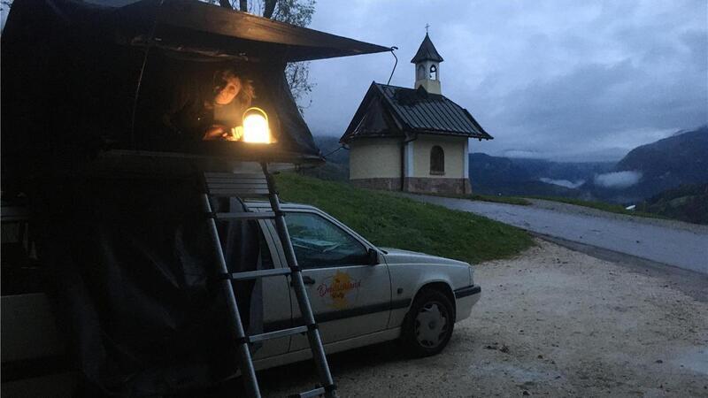 Für den Volvo gibt es ein Dachzelt, das Sabine und Gerald Zinn auch bei der „Viking Sun"-Rallye wieder nutzen werden. Das Foto entstand bei Berchtesgaden am Fuß des Watzmanns.
