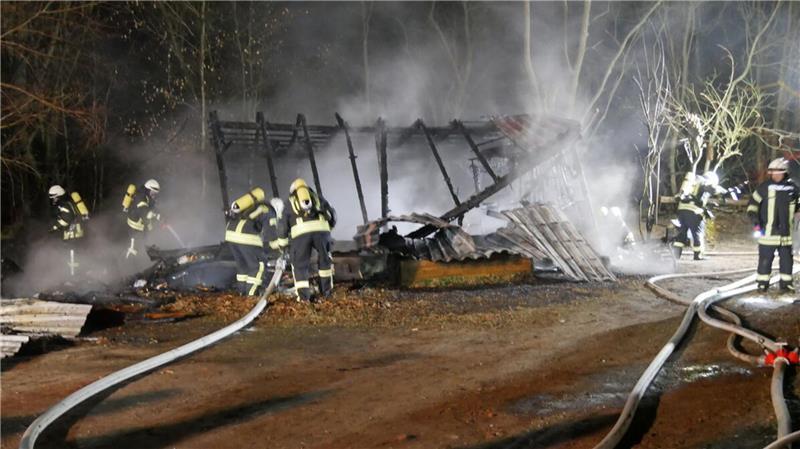 Nach vernichtendem Feuer in Wingst: Wie es im Waldkindergarten weitergeht Für den Waldkindergarten in der Wingst kam jegliche Hilfe zu spät. Er brannte komplett nieder.