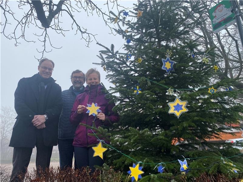 Für den Weihnachtsbaum der BSV-Kids haben die Jury-Mitglieder einen Sonderpreis vergeben (von rechts): Dr. Nina Freudenthal und Dietmar Thoden vom Bürgerverein mit Jochen Lindemann von der Sparkasse Harburg Buxtehude . Foto: Weselmann