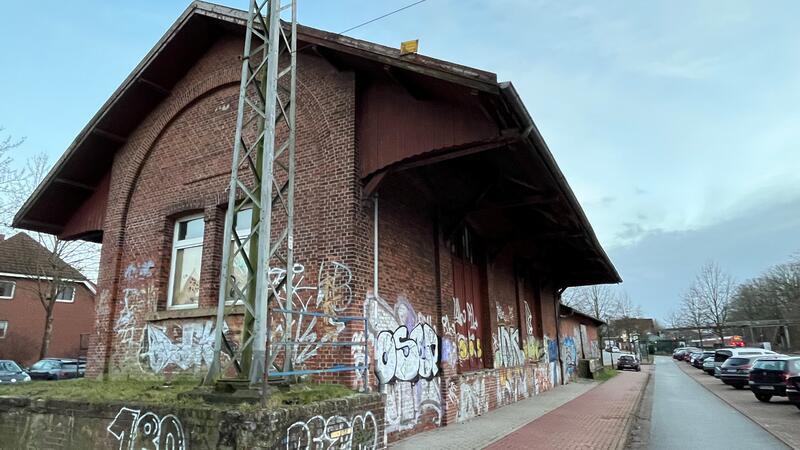Horneburger wollen maroden Güterschuppen auf Vordermann bringen Für den alten Güterschuppen am Bahnhof wollen sich engagierte Horneburger eine neue Verwendung überlegen.