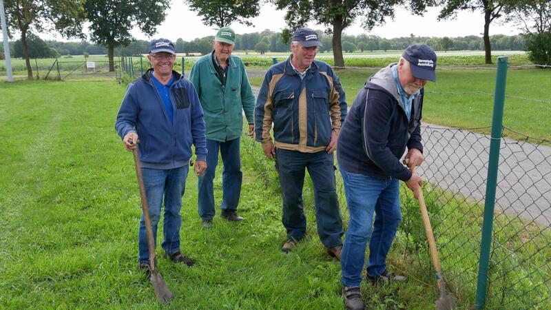 Für den ersten Abschnitt hat das Geländeteam 300 Meter neuen Zaun gezogen. Jetzt muss überprüft werden, ob der Übergang zu dem alten Zaun vernünftig hält.