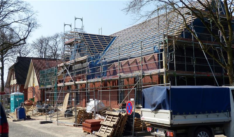 Für den gemeindlichen Kindergarten in Burweg (Haupthaus links) ist es der zweite Anbau. Im Dachgeschoss entsteht viel Lagerfläche. Foto Eidtmann