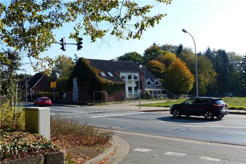 Für den geplanten Kreisverkehr muss das alte Gemeindehaus der Kirche weichen. Bürgermeister Reimers sieht die Verhandlungen vor dem Abschluss. Foto: Eidtmann