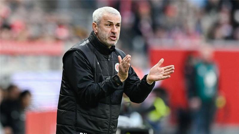 St. Pauli streckt sich gegen Karnevalsverein vergeblich Für den gesperrten Alexander Blessin auf der Bank: Peter Nemeth