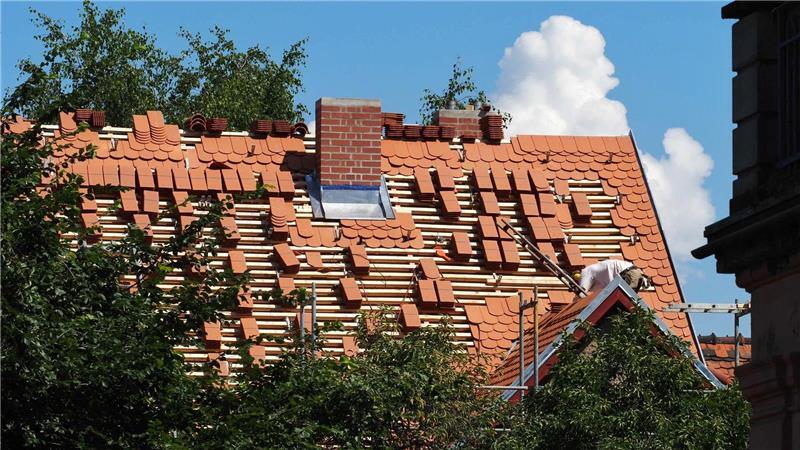Für den klimagerechten Umbau aller deutschen Wohnimmobilien wären laut einer Studie rund 1,4 Billionen Euro nötig. (Archivbild)