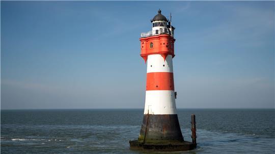 Für den maroden Leuchtturm Roter Sand wird ein neuer Standort in Küstennähe gesucht. (Archivbild)