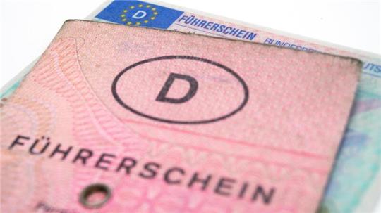 Für den nächsten Schwung Jahrgänge hat der „Lappen“ ausgedient. Sie müssen ihren Papierführerschein gegen den Kartenführerschein tauschen.