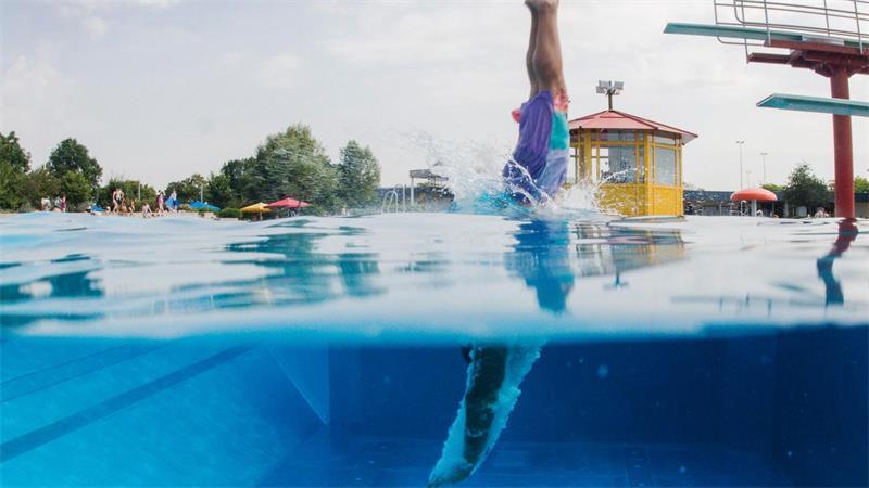 Für den perfekten Tag im Schwimmbad braucht es auch die richtige Ausrüstung, die  in diesem Monat günstiger ist als noch im Jahr zuvor. (Symbolbild)
