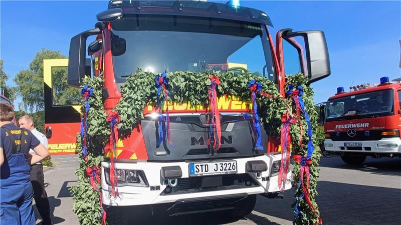 2000-Liter-Tank und Lichtmast: Fredenbeck hat ein neues Super-Löschfahrzeug Für den wunderschönen Kranz des neuen LF 10 waren die Damen verantwortlich.