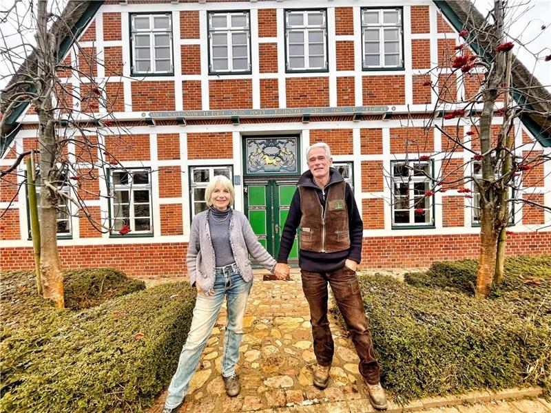 Für die Adventsserie haben Katrin und Dierk Augustin die Tür zum Seminarhaus DenkMal auf ihrem Obsthof in Klein Hove geöffnet. Foto: Richter