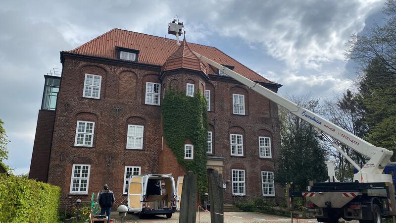 Das Luftschloss-Objekt wird mit einem 35 Meter hohen Steiger auf dem Schlossdach positioniert