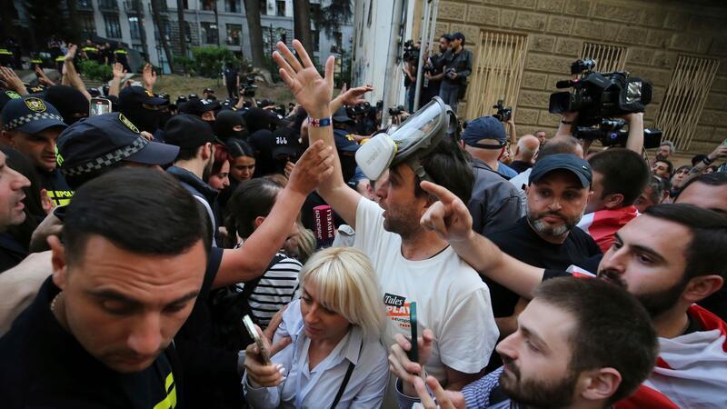 Neue Proteste nach zweiter Lesung von umstrittenem Gesetz Für die Annahme des Gesetzes sind drei Lesungen notwendig. Regierungschef Irakli Kobachidse hat bereits angekündigt, die dritte Lesung trotz der anhaltenden Proteste in zwei Wochen abzuhalten.
