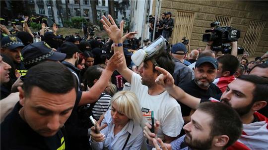 Für die Annahme des Gesetzes sind drei Lesungen notwendig. Regierungschef Irakli Kobachidse hat bereits angekündigt, die dritte Lesung trotz der anhaltenden Proteste in zwei Wochen abzuhalten.