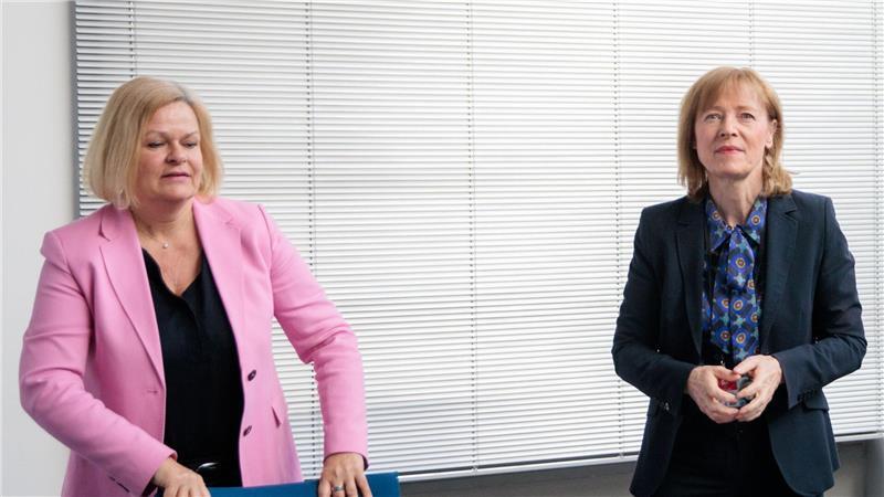 Zähe letzte Runde für den öffentlichen Dienst Für die Arbeitgeber verhandeln Bundesinnenministerin Nancy Faeser und die Präsidentin der kommunalen Arbeitgeberverbände Karin Welge.