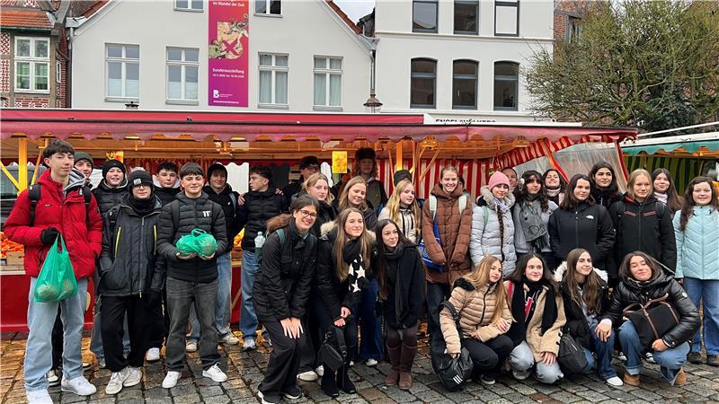 Abenteuer Austausch: Was diese Buxtehuder Schülerin dabei alles erlebt Für die Austauschgruppe gibt es eine Woche voller Programm: Dazu gehörte der Einkauf regionaler Produkte auf dem Buxtehuder Wochenmarkt für ein gemeinsames Kochen.