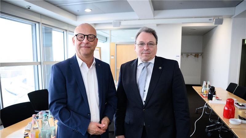 Für die Bahn verhandelt Konzernpersonalvorstand Martin Seiler (links), für die GDL der Gewerkschaftsvorsitzende Mario Reiß. 