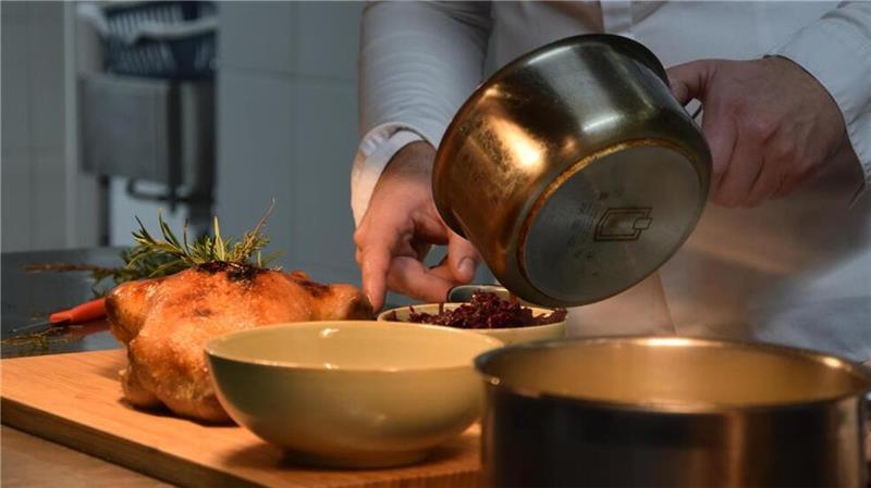 Für die Béchamelsauce werden das Gerippe der Ente, Zwiebeln und Gemüsereste gekocht.