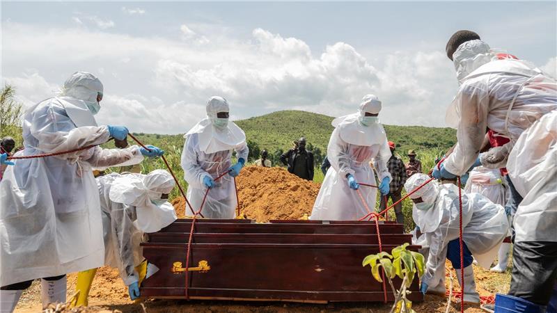 Für die Beisetzung verstorbener Ebola-Patienten bestehen strenge Sicherheitsregeln - nicht alle Angehörigen haben hierfür Verständnis. (Archivbild)