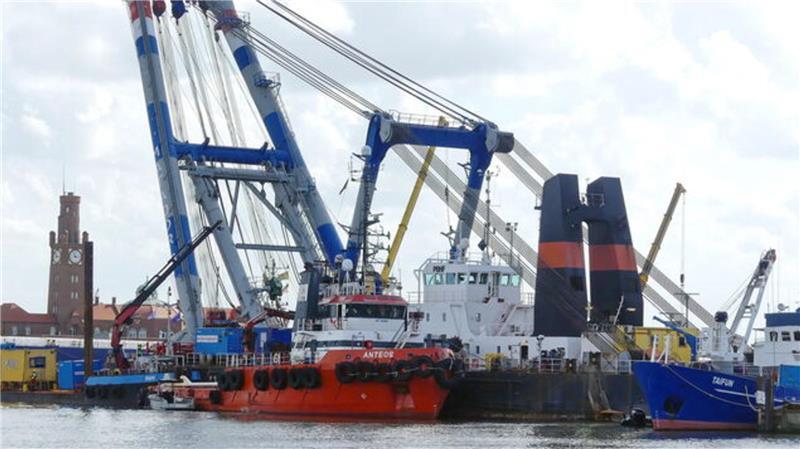 U-Boot-Bergung in der Nacht: Das Wrack aus dem Ersten Weltkrieg ist jetzt in Cuxhaven Schwimmkran Matador 3 im Hafen von Cuxhaven.