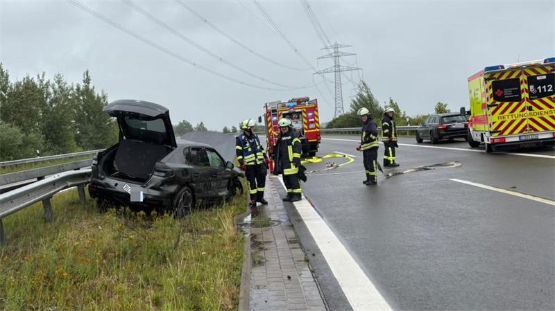 E-Auto-Fahrer verursacht 50.000-Euro-Schaden auf A26 Für die Bergungsarbeiten musste die Autobahn rund zwei Stunden lang in Richtung Hamburg gesperrt werden.