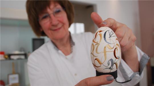Für die Beschriftung „Frohe Ostern“ auf dem Gänseei verwendete Heike Gathmann das Mundstück eines Saxofons.