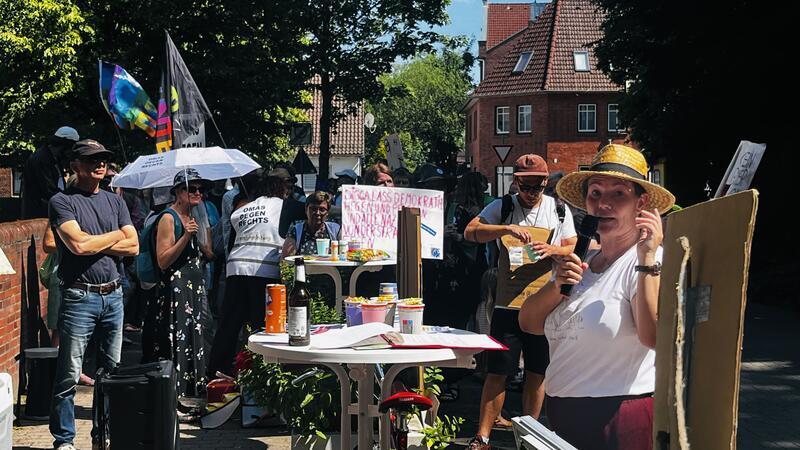 Für die Demokratie vor Ort, für ehrenamtliches Engagement in den Räten, für verantwortungsvolles Wählen: Bürgermeisterin Sonja Zinke (CDU) hält eine leidenschaftliche Rede.