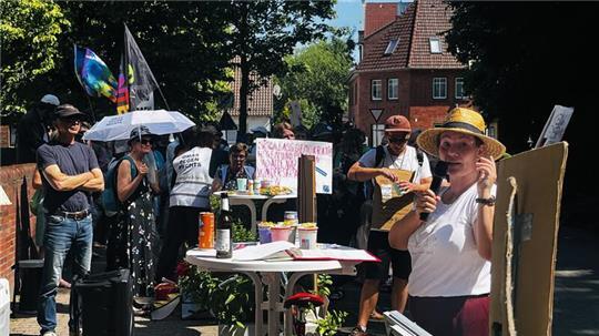 Für die Demokratie vor Ort, für ehrenamtliches Engagement in den Räten, für verantwortungsvolles Wählen: Bürgermeisterin Sonja Zinke (CDU) hält eine leidenschaftliche Rede.