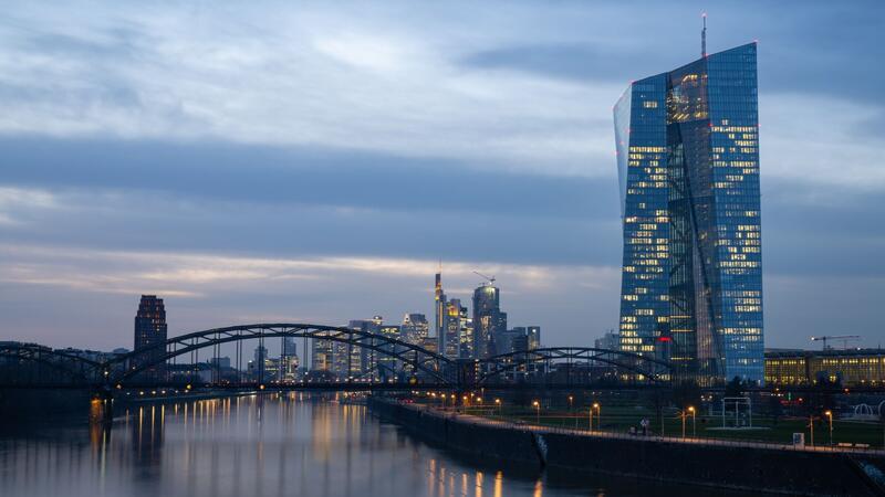 Keine Eile bei der Zinswende - EZB lässt Zinsen unverändert Für die Entscheidung nach der Sommerpause hat sich die EZB alle Türen offengelassen und klare Hinweise vermieden.