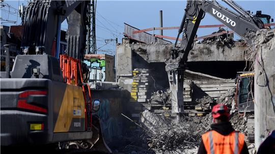 Für die Erneuerung der Eisenbahnüberführung Holstenstraße und von zwei weiteren Brücken in Hamburg plant die Deutsche Bahn eine Streckensperrung im Sommer. (Archivbild)