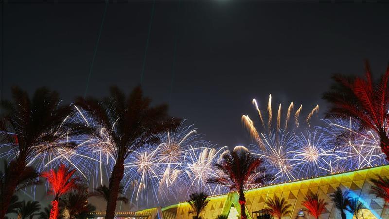 Für die Eröffnung gibt es eine große Musik- und Lichtshow und Feuerwerk.