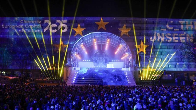 Marx, Munch und viele Macher: Chemnitz ist Kulturhauptstadt Für die Eröffnungsshow wurde das Chemnitzer Karl-Marx-Monument in eine große Bühne verwandelt.
