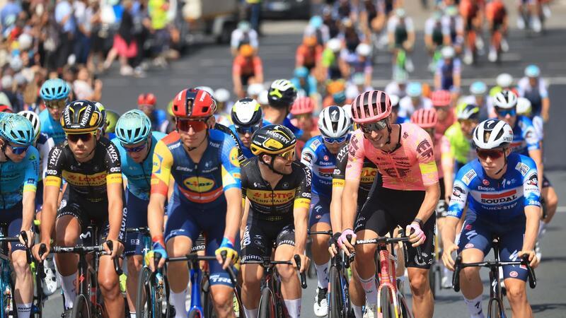 „Beeindruckende Fahrt“: Milan mit nächstem Sieg bei D-Tour Für die Fahrer stand die erste Etappe der Rundfahrt an.