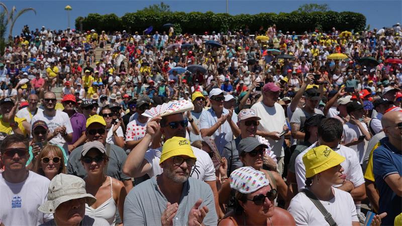Tour: Wie Waldbrände und Hitze Fahrer und Fans belasten Für die Fans kann die extreme Hitze zur Gefahr werden.