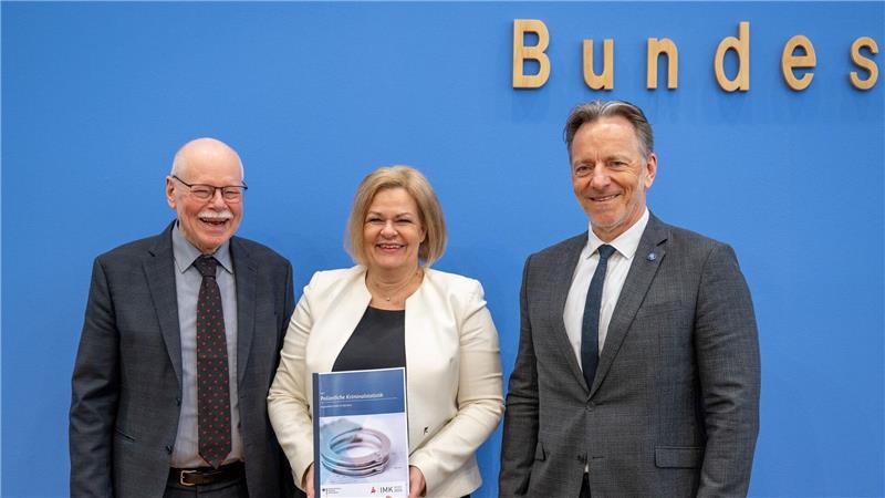 Für die Fotografen lächeln Bremens Innensenator Ulrich Mäurer, die geschäftsführende Bundesinnenministerin, Nancy Faeser (SPD) und BKA-Präsident Holger Münch. Einig sind sich der Behördenleiter und die zwei Politiker aber, dass die Polizeiliche Kriminalstatistik 2024 wenig Anlass zur Zufriedenheit bietet.