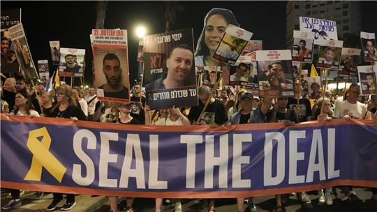 Für die Freilassung und Übergabe aller Geiseln waren monatelang Tausende Israelis auf die Straßen gegangen. (Archivbild)