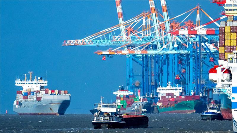 Für die Häfen in Bremerhaven und Wilhelmshaven sollen Konzepte im Umgang mit Ammoniak entwickelt werden. (Archivbild)