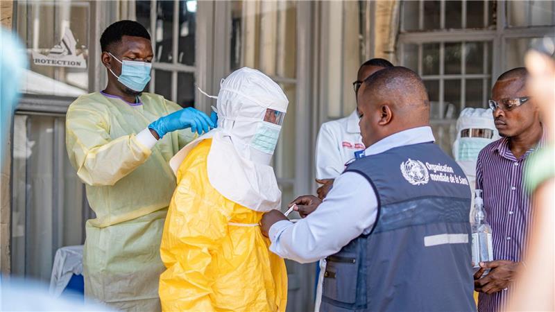 Bereits mehr als 100 bestätigte Ebola-Tote im Kongo Für die Helfer ist die Bekämpfung der hochgefährlichen Krankheit herausfordernd - auch wegen der schlechten Ausstattung des Gesundheitswesens in der betroffenen Region. (Archivbild)