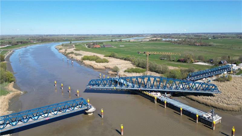 Bahn testet Öffnen und Schließen der neuen Friesenbrücke Für die Inbetriebnahme der neuen Friesenbrücke testet die Deutsche Bahn das drehbare Mittelelement.