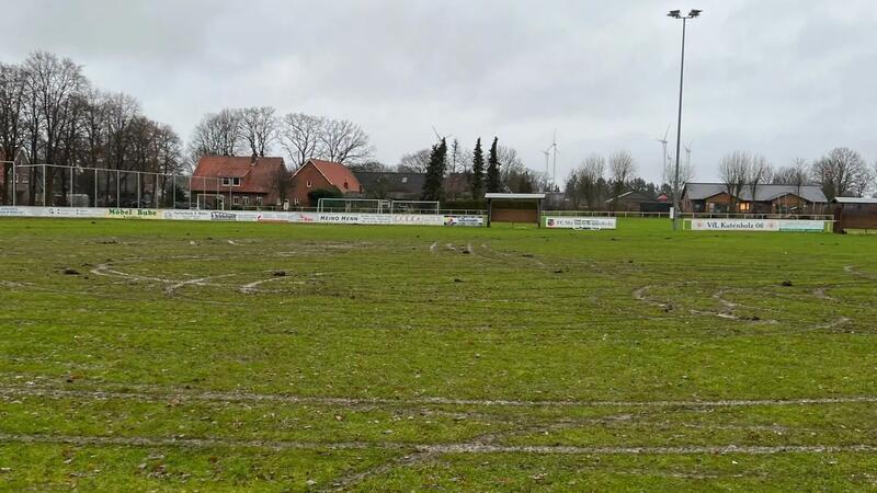 Kutenholzer Sportplatz mit Auto zerstört – Videobeweis kursiert im Internet Für die Instandsetzung des Sportplatzes in Kutenholz wird mit mehreren Tausend Euro gerechnet.
