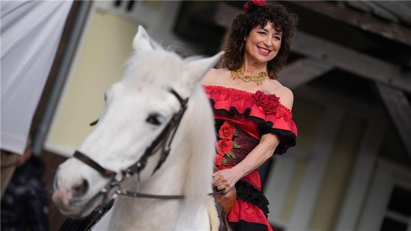 Mit Colt, Tamburin und Pfeife: Das sind die Gaststars in Bad Segeberg Für die Karl-May-Spiele hat Isabel Varell reiten gelernt.