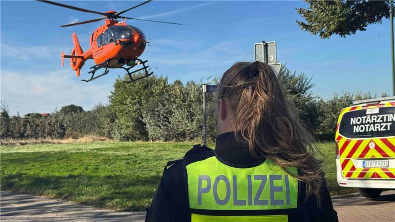 Für die Landung des Hubschraubers sperrte die Polizei die Straße in Jork-Ladekop.