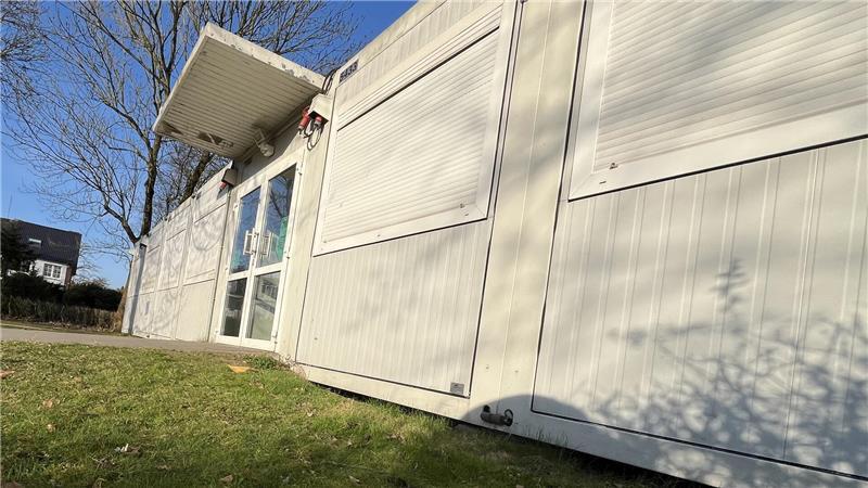 Buxtehuder Schulleiter schlagen Alarm - Neue Pläne für Haupt- und Realschule Für die Lehrkräfte sind die Arbeitsbedingungen an der Hauptschule ein Debakel. In diesem Container sind die Schulleitung und die Verwaltung untergebracht. Eigene Lehrertoiletten gibt es in der Hauptschule nicht.