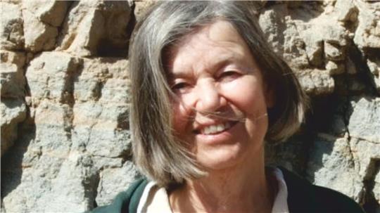 Porträt von Barbe Maria Linke vor zerklüftetem Stein