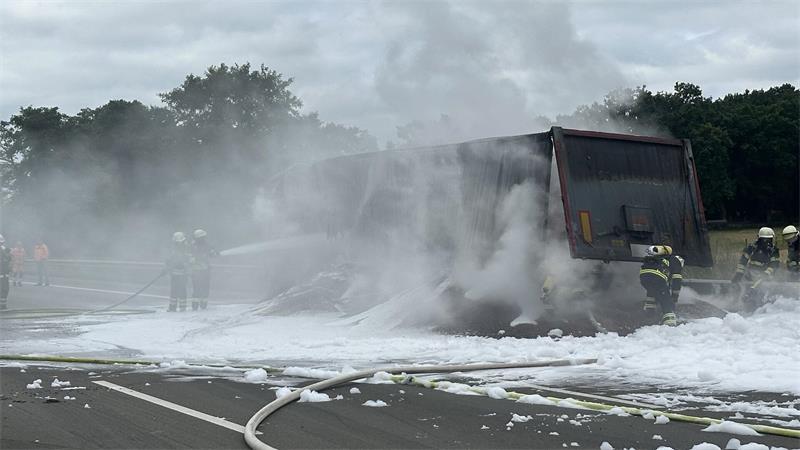 Für die Löscharbeiten wurde die A1 bei Seevetal-Glüsingen (Kreis Harburg) mehrere Stunden lang gesperrt.