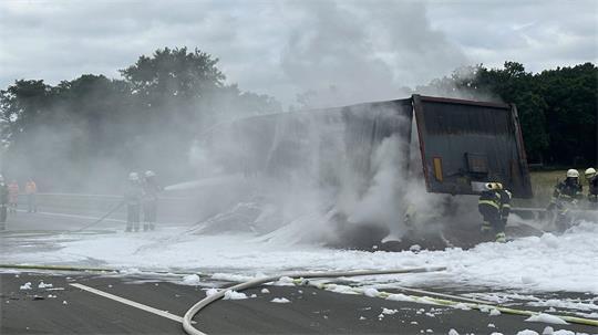Für die Löscharbeiten wurde die A1 bei Seevetal-Glüsingen (Kreis Harburg) mehrere Stunden lang gesperrt.