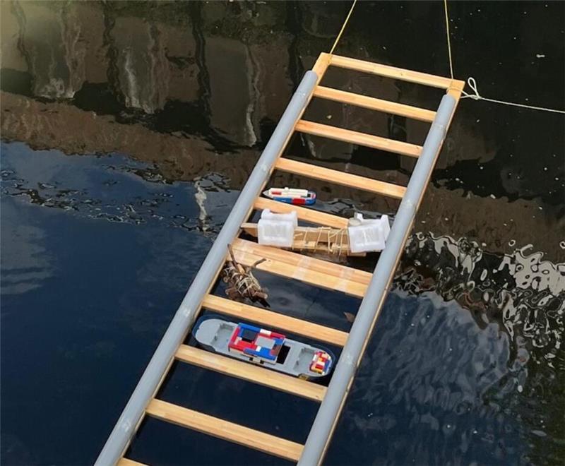Für die NSB-Fleth-Regatta hat Initiator Wolfram Schäfer eine Startvorrichtung konstruiert, mit der jeweils zehn selbst gebaute Boote zeitgleich ins Rennen gehen können.