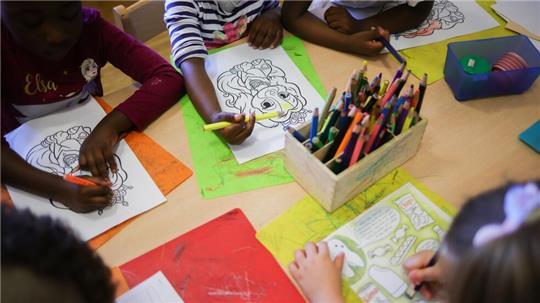 Für die Nutzung der kostenlosen Kinderbetreuung in Hamburg entfällt die jährliche Antragspflicht (Symbolbild)