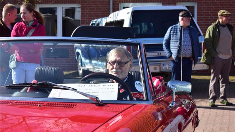 Für die Oldtimer-Ausstellung ist das Drochterser Blütenfest überregional bekannt. Der Hobby-Oldtimer-Fahrer Holger Grote präsentiert seinen Alfa Romeo und erzählt von besonderen Fahrten.