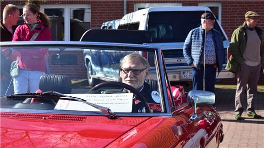 Für die Oldtimer-Ausstellung ist das Drochterser Blütenfest überregional bekannt. Der Hobby-Oldtimer-Fahrer Holger Grote präsentiert seinen Alfa Romeo und erzählt von besonderen Fahrten.